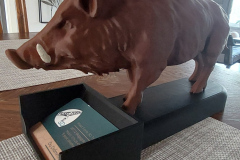 Imponerande 3D-printad visitkorthållare i form av ett vildsvin – en iögonfallande lösning för att visa visitkort.